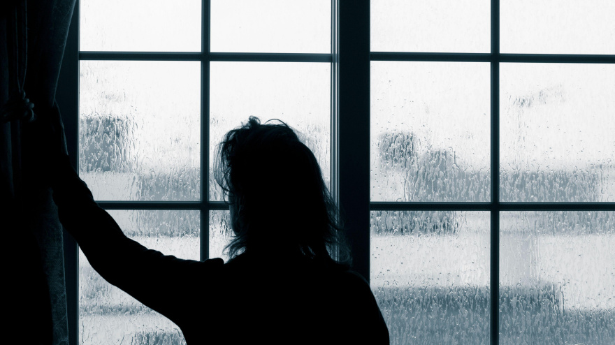 Mujer mirando por la ventana
