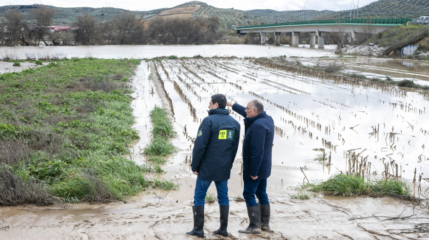 El presidente de la Junta de Andalucía, Juanma Moreno (i), junto al alcalde de Huétor Tájar (Granada), Fernando Delgado Ayén (d), durante su visita de este viernes al municipio andaluz, especialmente afectado por la borrasca Leonardo