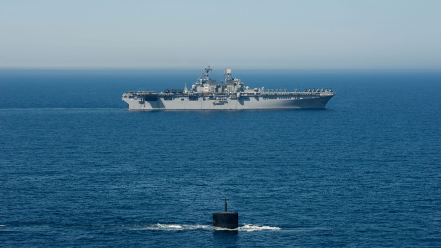 D9GJCA USS Hampton transits alongside USS Makin Island.