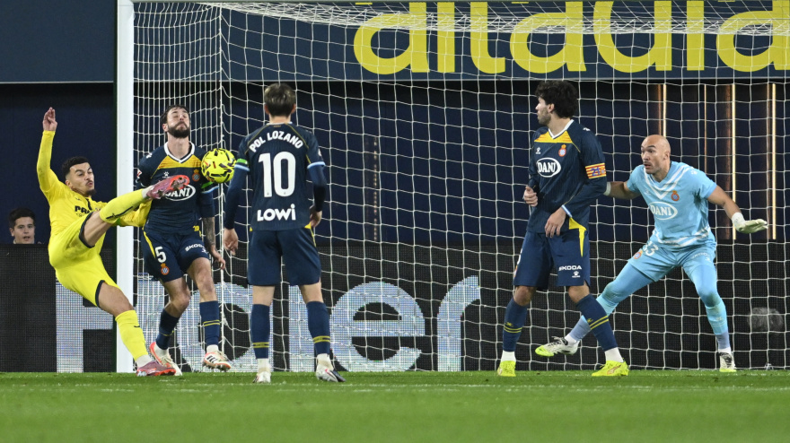 Mikautadze en el momento de su gol en el Villarreal - Espanyol