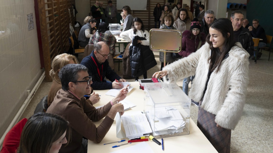 Varios votantes ejercen su derecho al voto en el colegio La Fuenfresca de Teruel durante las elecciones regionales aragonesas