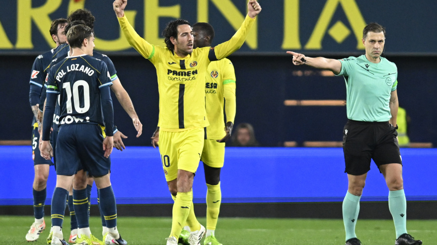 Parejo celebra el gol de Salinas en propia, en el Villarreal - Espanyol