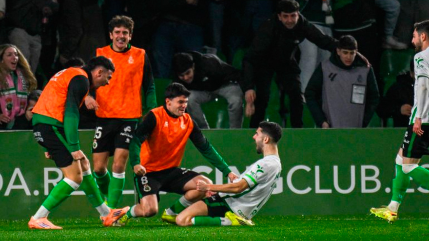 El Racing de Santander celebra el gol de Andrés Martín ante el Mirandés