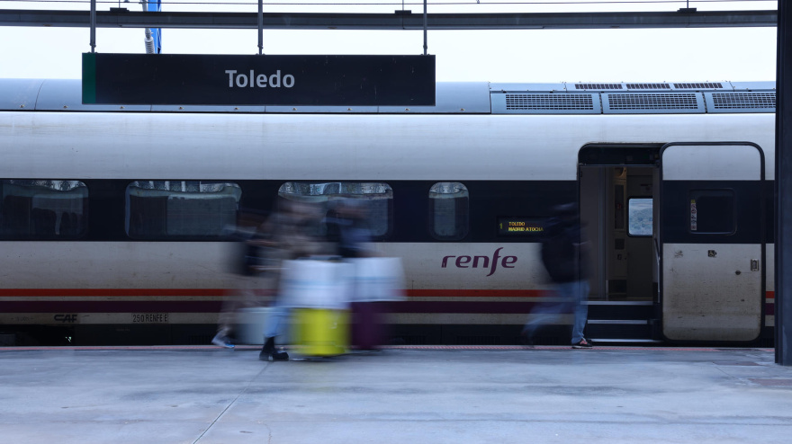 Un tren de Renfe llega a la estación de Toledo