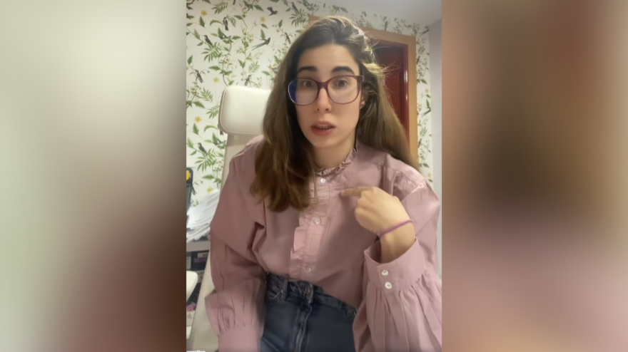 María, experta en trámites de la DGT