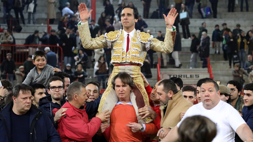 Juan Ortega, en su salida a hombros este domingo en Valdemorillo
