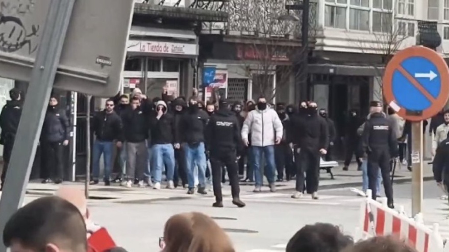 Momento antes del partido con agentes policiales sin protección