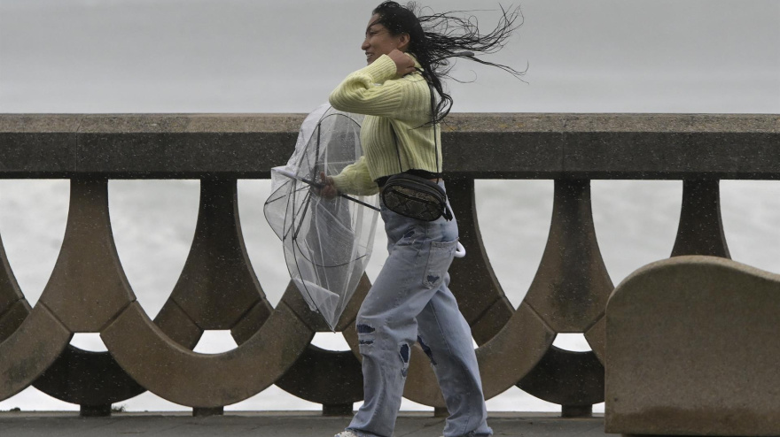 Una viandante se protege de la lluvia y el viento con un paraguas