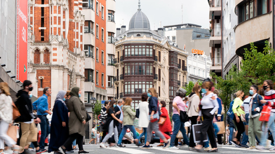 Gente paseando en Euskadi