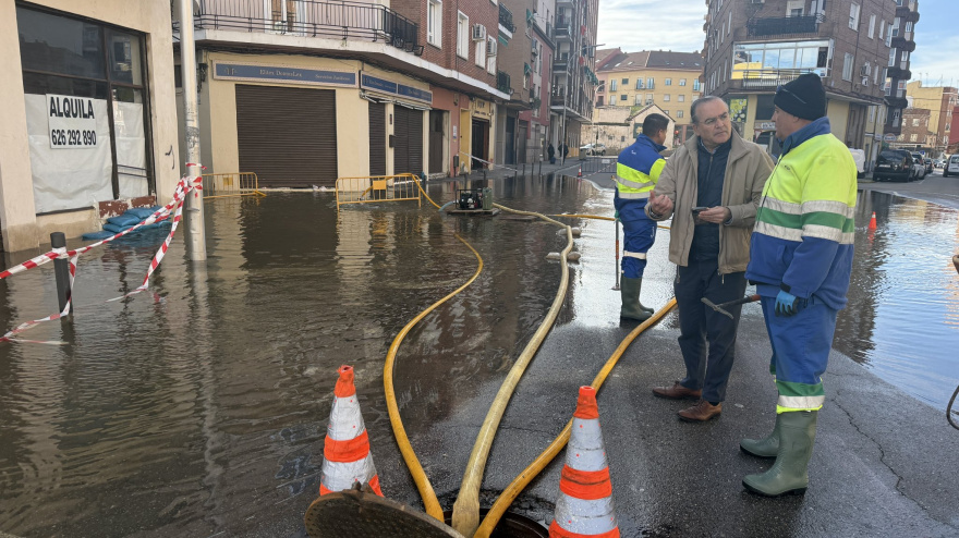 El alcalde visita la zona inundada