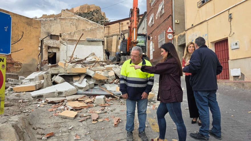 La concejala de urbanismo supervisa el derribo de la casa en ruinas en Santa María