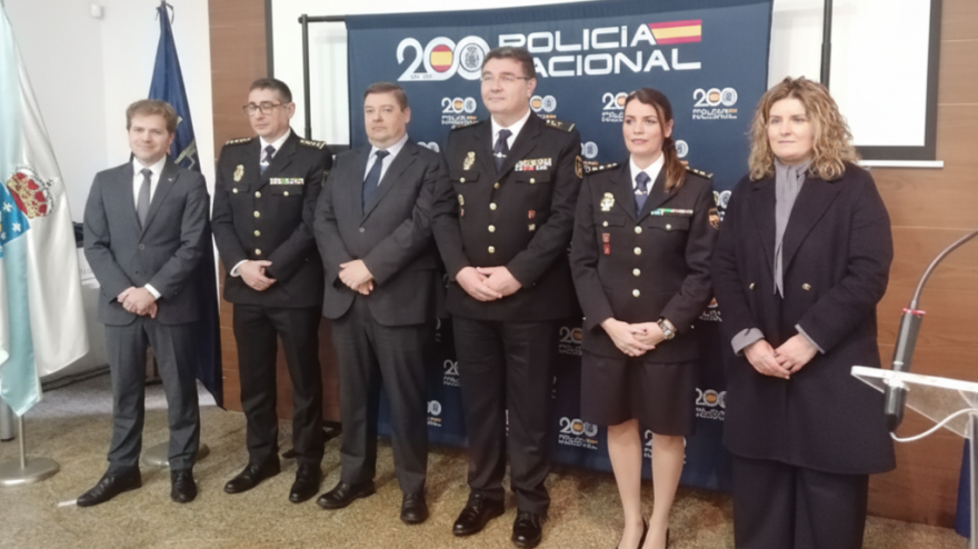 La nueva comisaria, seguinda por la derecha, en su toma de posesión