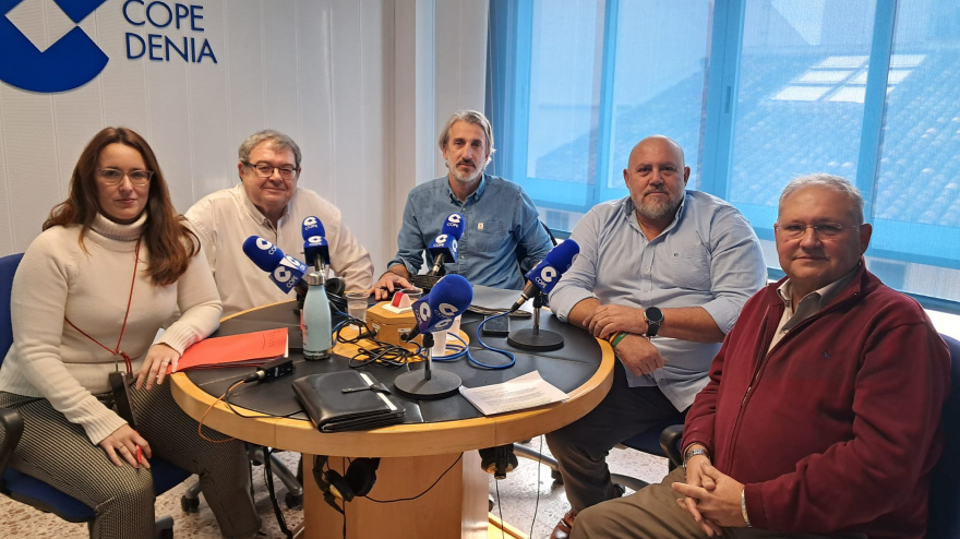 Asistentes a "El Debat Dénia" sobre el servicio de la basura en la localidad