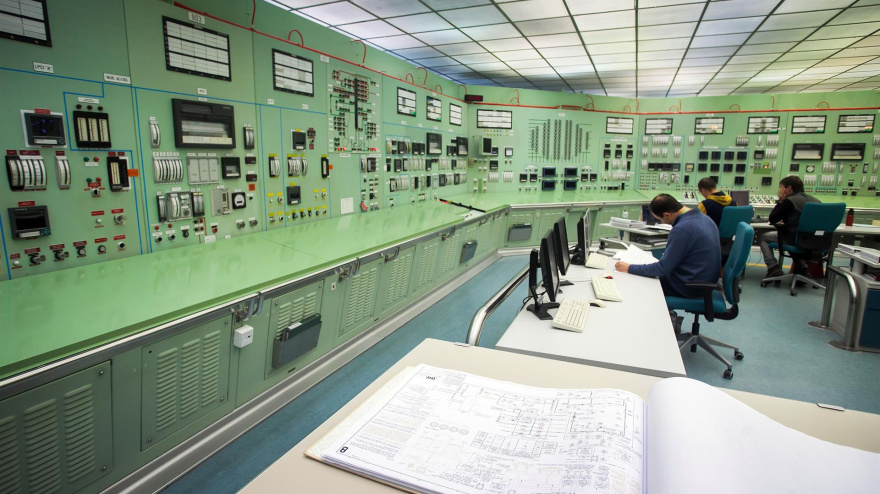 Varios empleados trabajan en sala de control de la central nuclear de Santa María de Garoña.