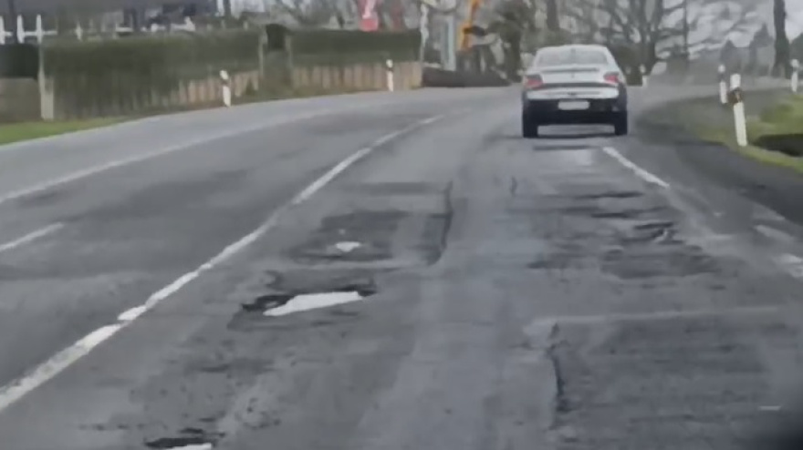 Elena, vecina de Calde, jugándose el físco al circular por la N-540