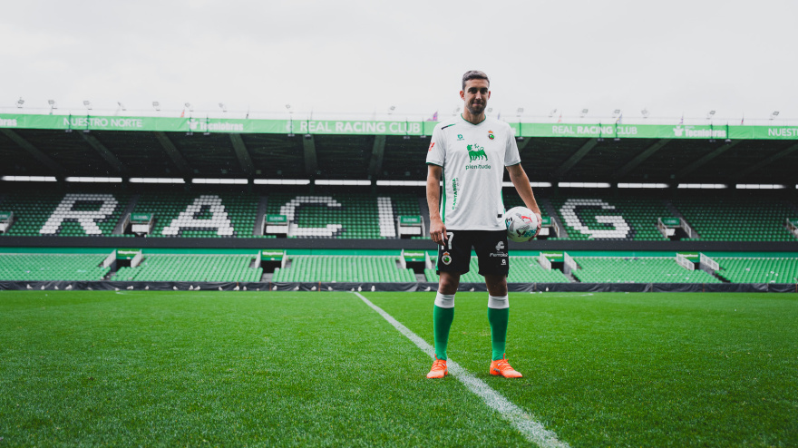 Jaime Mata con la grada y "Racing" de fondo