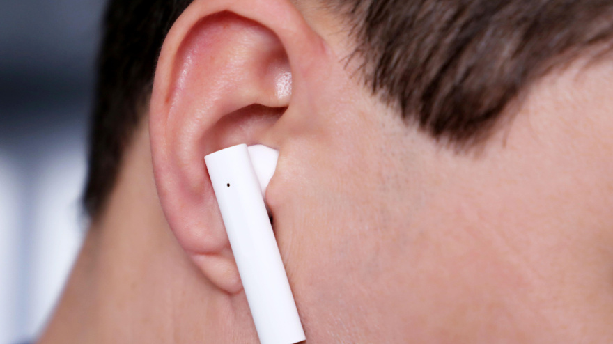 Auricular inalámbrico en el oído