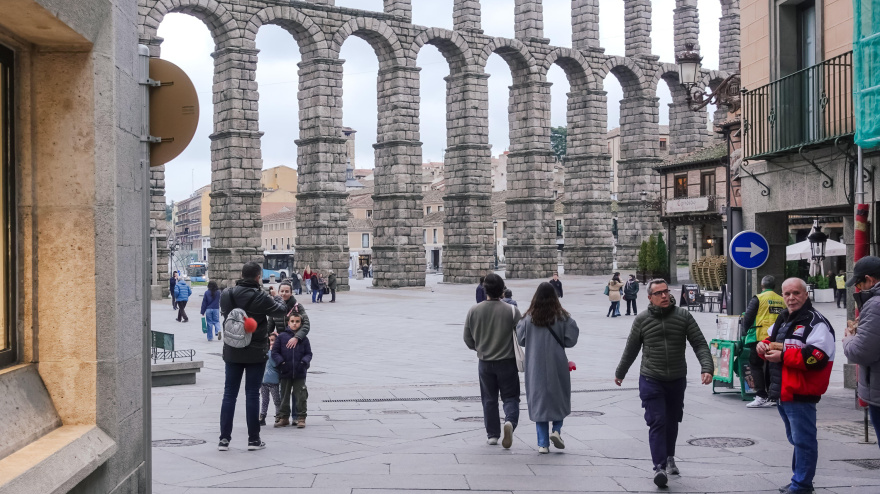Personas cerca del Acueducto de Segovia