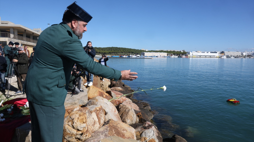 Una ofrenda floral en homenaje a los guardias civiles fallecidos, en el puerto de Barbate