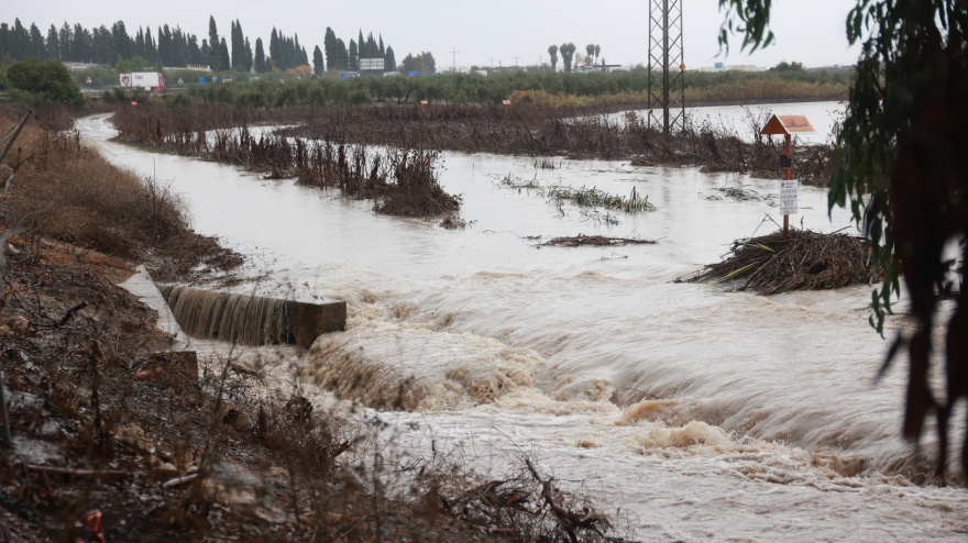 Archivo - Situación del Arroyo El Saladillo en Arahal (Sevilla) durante el temporal del fin de semana.