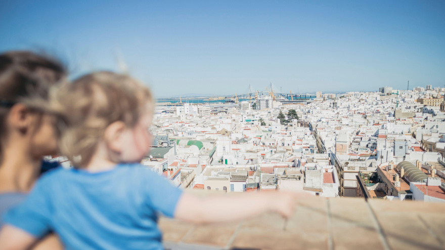 Madre e hijo mirando a Cádiz