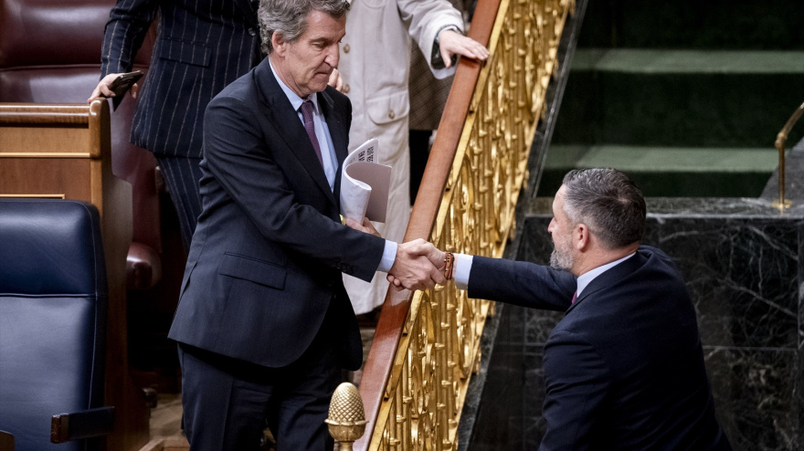 El presidente del Partido Popular, Alberto Núñez Feijóo, saluda al presidente de VOX, Santiago Abascal