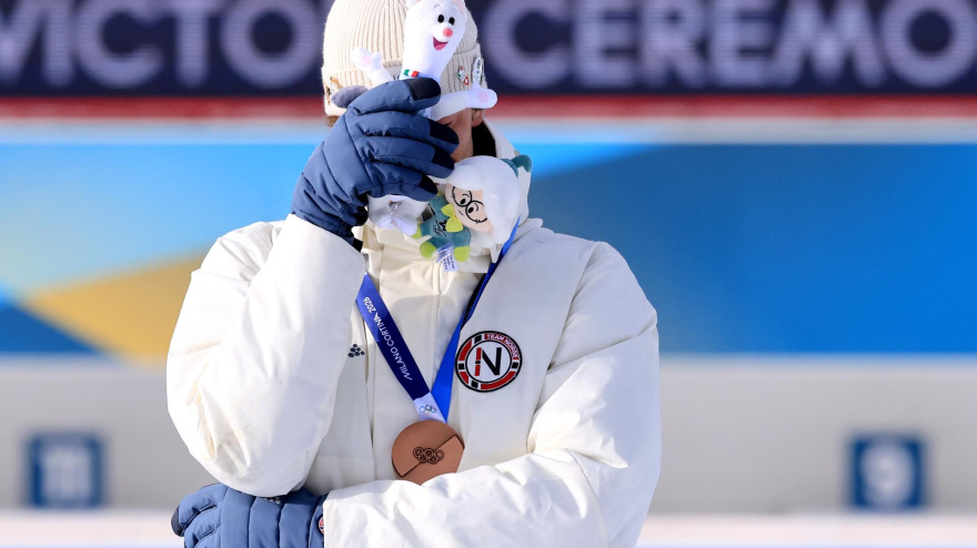 El medallista de bronce Sturla Holm Laegreid de Noruega durante la ceremonia de entrega de medallas en los 20 km individuales masculinos de biatlón en los Juegos Olímpicos de Invierno Milano Cortina 2026, en Anterselva, Italia.