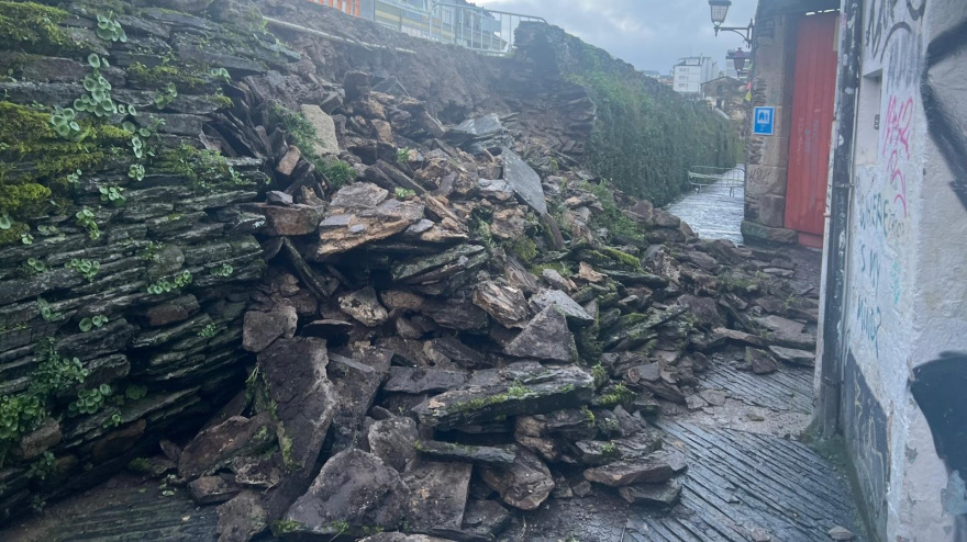 Un  tramo de la Muralla romana se vino abajo el sábado por la noche a la altura de la Rúa do Moucho