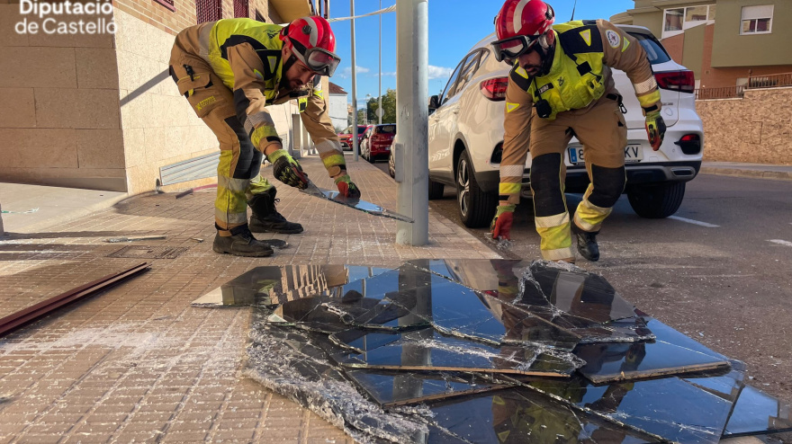 El viento puede provocar la caída de elementos en viviendas, como ocurrió en enero en Castellón