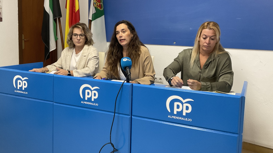 Las concejales Beatriz Palomeque, Adora Gutiérrez y Mari Ángeles Fernández