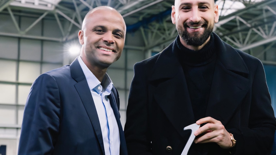 Maheta Molango junto al portero del MCity Donnarumma