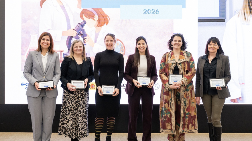 Profesoras e investigadoras premiadas por la universidad (la doctora Carmen Muñoz, del campus de Castellón, es la segunda por la derecha).