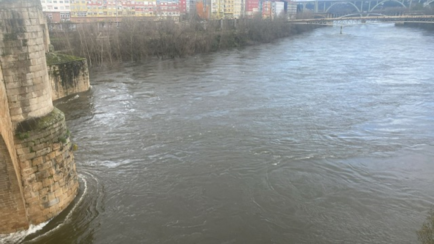 El caudal del río Miño a su paso por Ourense sigue en aumento