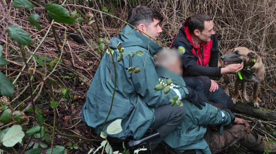 Agentes de la Guardia Civil junto al desaparecido
