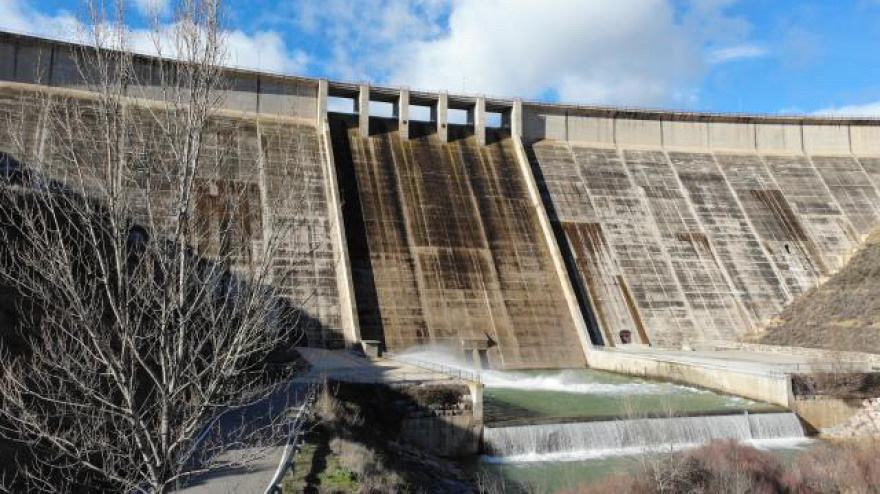 Imagen realizada en el embalse de Montearagón por el dron del servicio de bomberos de Huesca