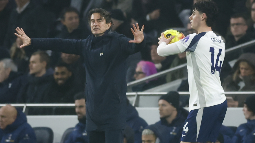 Thomas Frank da instrucciones durante un partido del Tottenham esta temporada.
