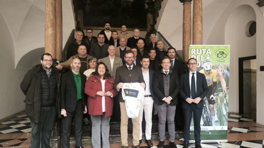 Foto de familia de las autoridades presentes en la presentación de la Vuelta a Andalucía