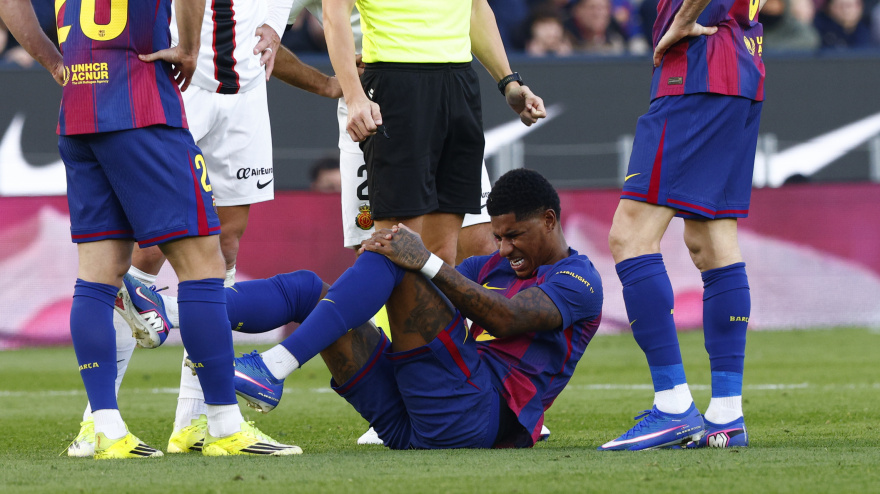 Marcus Rashford se duele de la rodilla durante el partido entre el Barcelona y el Mallorca.