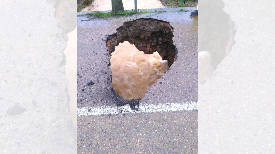 Este es el socavón que ha provocado el temporal en la carretera comarcal BA 049 entre Castilblanco a Alí