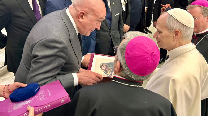 El alcalde de Valladolid, Jesús Julio Carnero, y el arzobispo de Valladolid, Luis Argüello, durante la audiencia con el Papa León XIV en Roma