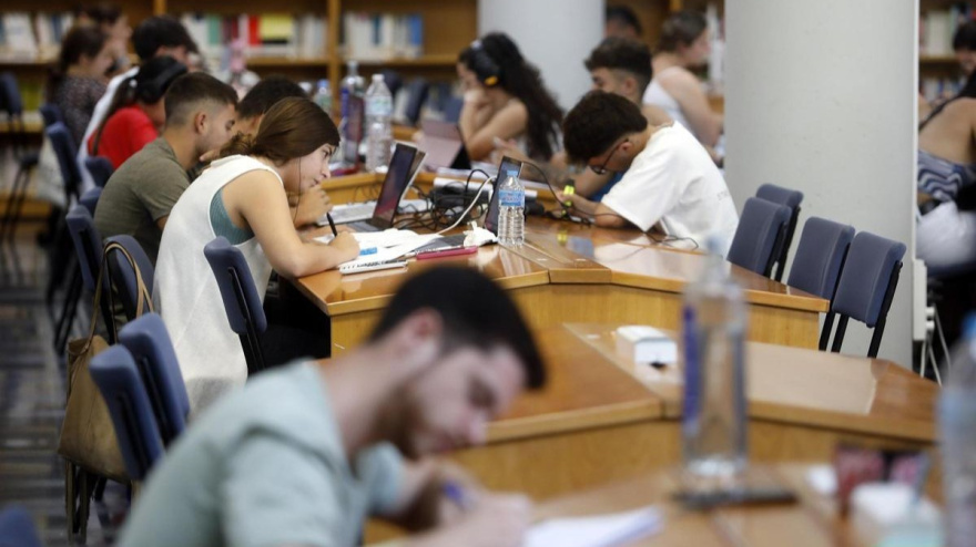 estudiantes en biblioteca