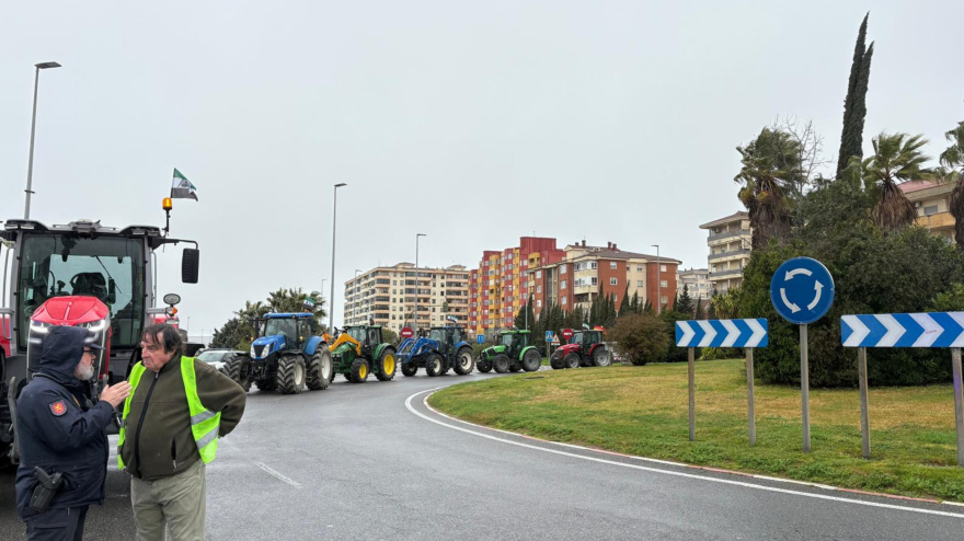 Tractores en la rotonda del Carrefour en Cáceres