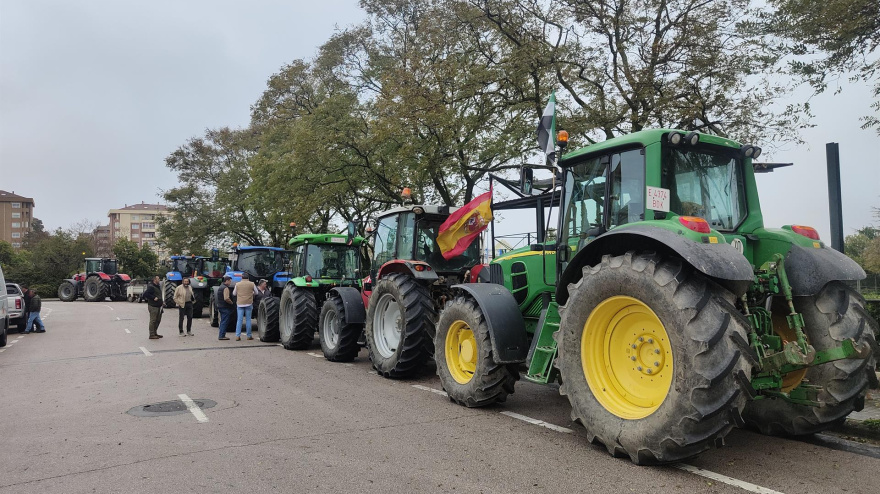 Unos 200 camiones y tractores participan en una protesta en Cáceres por la situación del campo convocados por Asaja Extremadura y UPA-UCE.