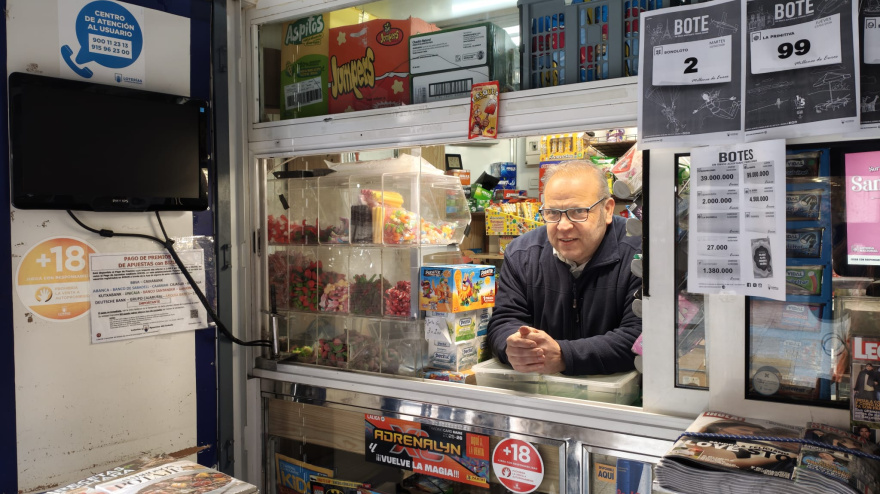 Rubén es la tercera generación del quiosco en calle Ferrari de Valladolid