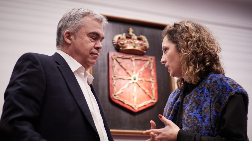 Santos Cerdán junto a Irati Jiménez, presidenta de la Comisión de Investigación del Parlamento de Navarra