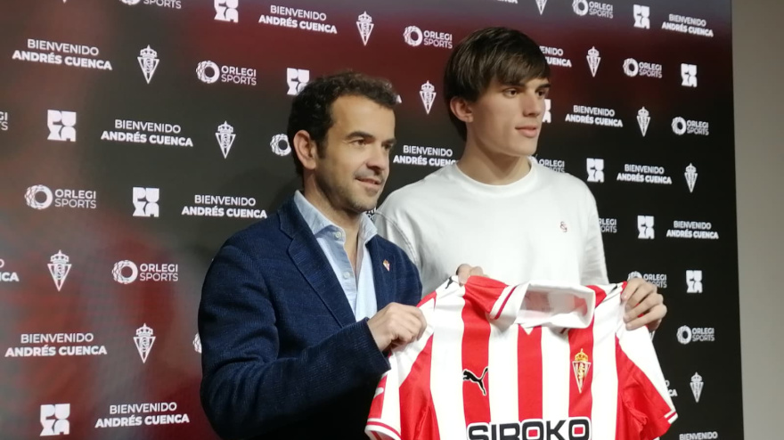Andrés Cuenca, junto a José Riestra en su presentación como jugador del Sporting