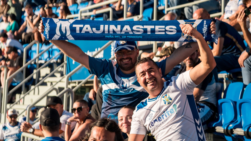 Varios aficionados del CD Tenerife, en el último partido disputado en el Heliodoro Rodríguez López.