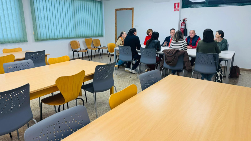 El alcalde y parte del gobierno local con vecinos de La Hoya en la nueva sala de estudio