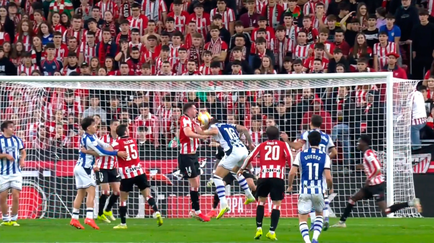Imagen de la polémica mano de Laporte en el Athletic-Real Sociedad
