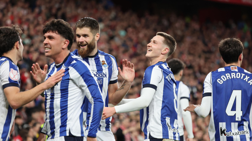 Los futbolistas de la Real Sociedad celebran el 0-1 de Turrientes contra el Athletic